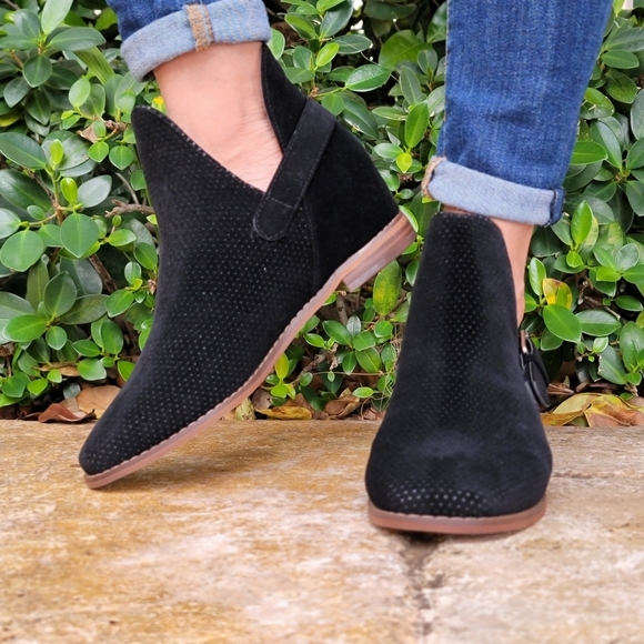 Women's Black Side Kicks Buckled Cut Out Booties - Picture 5 of 6